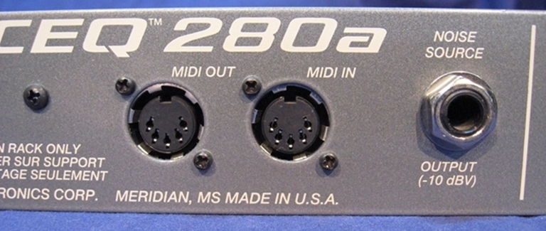 Picture of Peavy CEQ280a for PA or Instrument use.