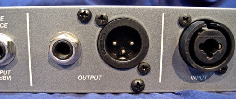 Picture of Peavy CEQ280a for PA or Instrument use.