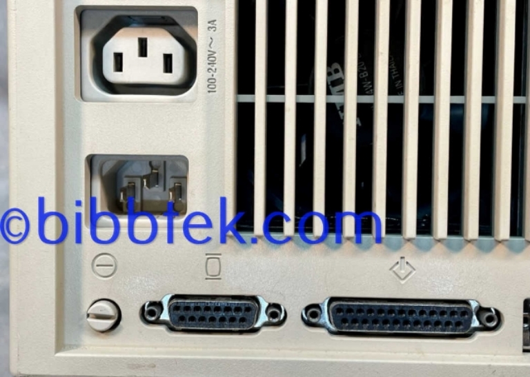 Picture of Apple mac Quadra 700 computer.